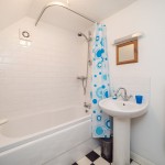 Showers; bathrooms; salle de baine; North Norfolk; Barn & Beach Holidays; Self Catering;